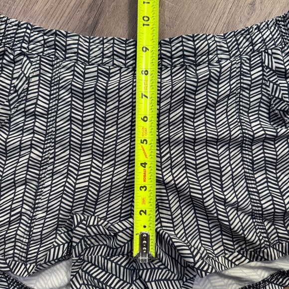Athleta Blue and Gray Shorts - Chevron Pattern - Size Small - Picture 7 of 11